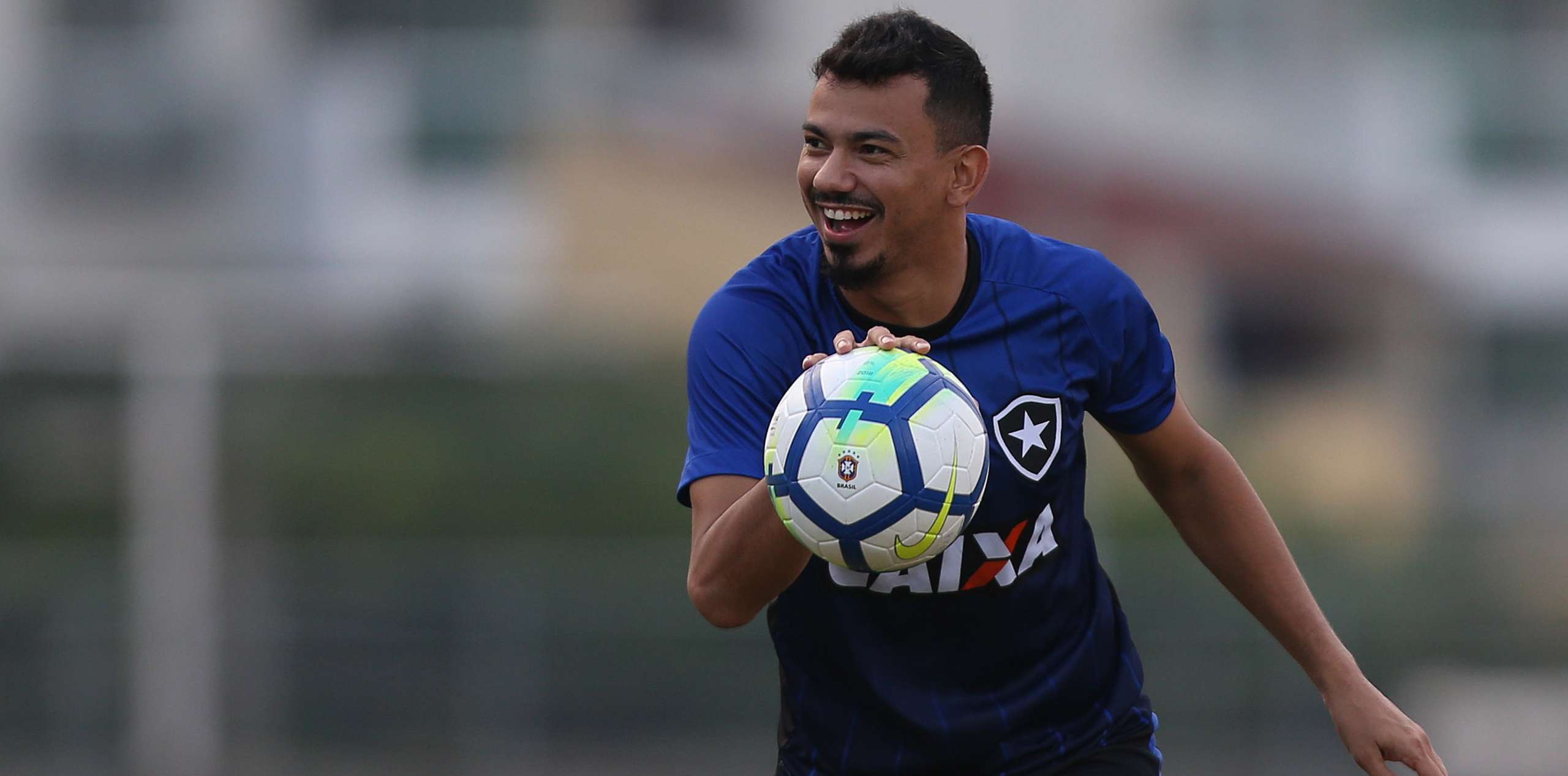 Kieza volta a treinar e Lindoso espera melhora da produção ofensiva do Botafogo