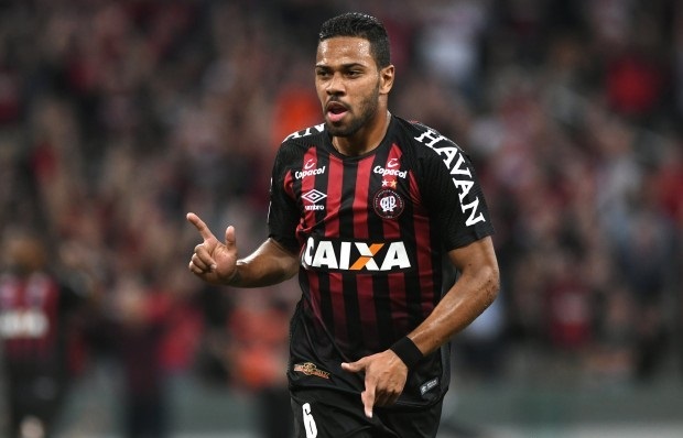 Renan Lodi, do Atlético-PR, se emociona com gol e assistência com casa cheia