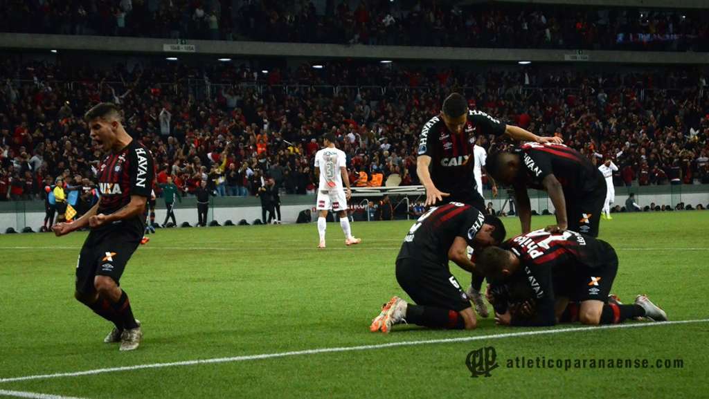 Atlético-PR 2 x 0 Fluminense - Furacão domina o Flu e abre vantagem por vaga na final 2 0002050353143 img