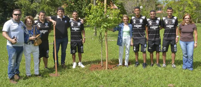 Atletas das categorias de formação participaram do plantio na Nova Piracicaba
