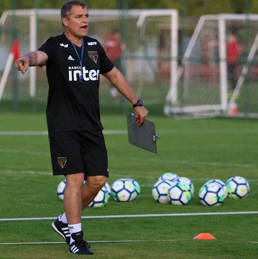 Aguirre é bem mais treinador do que Jair Ventura