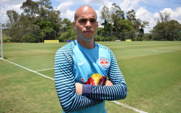 Goleiro desde criança, quando jogava na rua Júlio César ia para o gol por vontade própria e se coloca como escolhido pela posição (Foto: Divulgação/Red Bull Brasil)