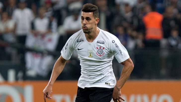 Danilo Avelar deve retomar vaga de titular no Corinthians depois do clássico
