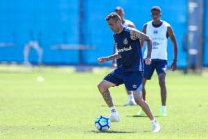 Recuperado, Luan treina normalmente e pode reforçar o Grêmio contra o Vasco