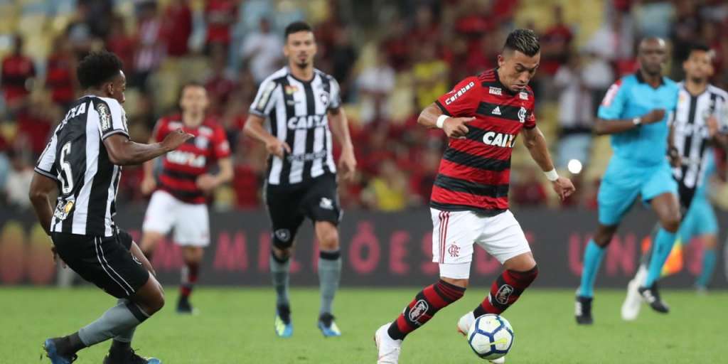 Flamengo enfrenta Botafogo focado em seguir na briga pelo título