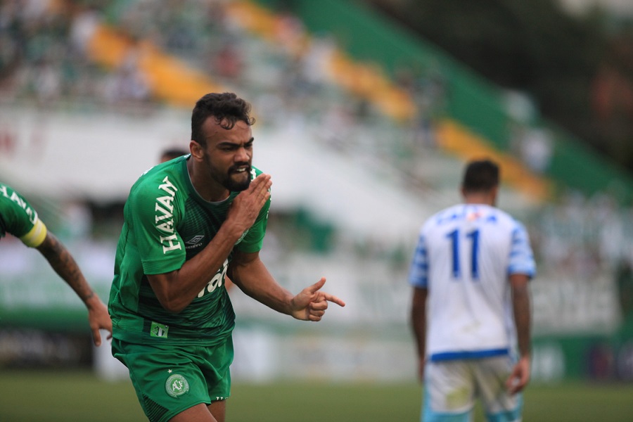 Com novidades, Claudinei começa montar a Chape para enfrentar o Santos