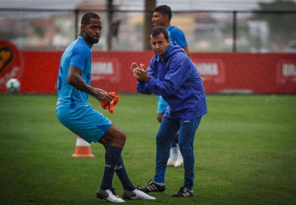 O zagueiro Dedé não vai viajar com a delegação do Cruzeiro para Curitiba