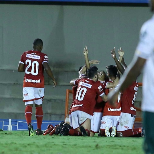 Elias marcou dois gols e teve eu nome aclamado pela torcida do Vila Nova. Foto: Solimar Oliveira.