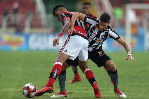 Duelo entre Botafogo e Flamengo confronta times com metas opostas no Brasileirão