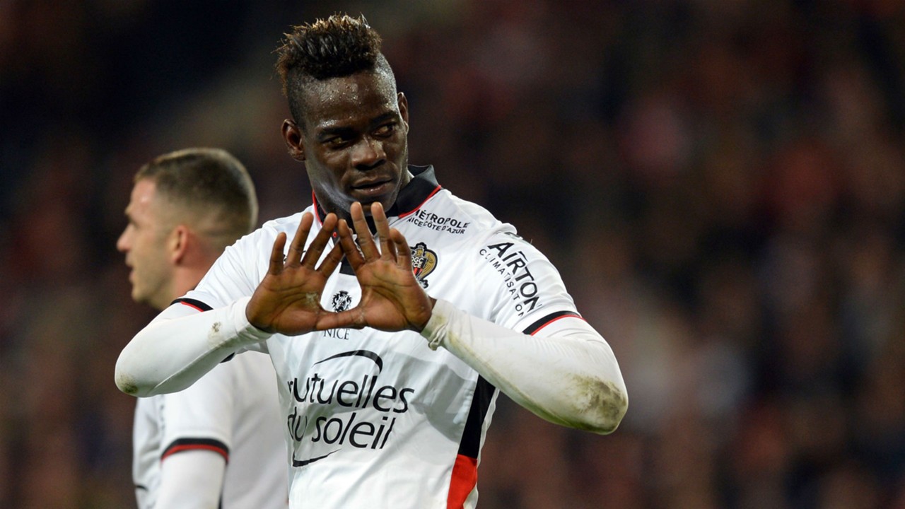 Balotelli desabafa contra injúrias raciais recebidas em rede social: ‘Basta!’
