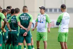 Time do Brasileirão demite treinador após derrota para o rebaixado Paraná