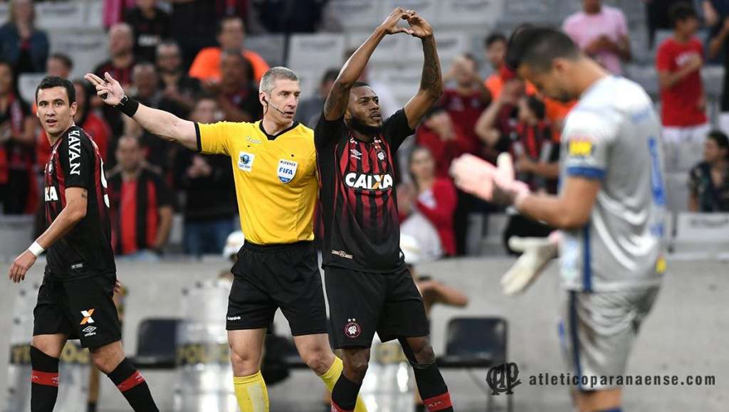 Marcelo Cirino abriu o placar na vitória do Atlético-PR sobre o Cruzeiro (Foto: Miguel Locatelli/Site Oficial)