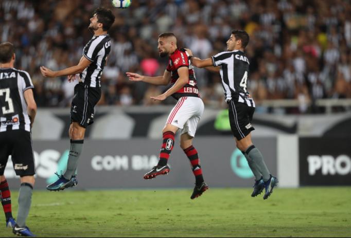 O Botafogo derrotou o Flamengo por 2 a 1