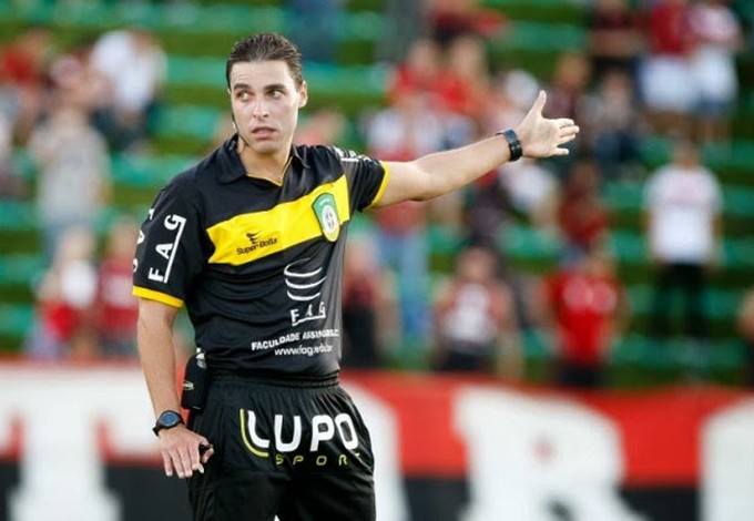 Árbitro relata que dirigentes de Corinthians e São Paulo visitaram vestiário dele