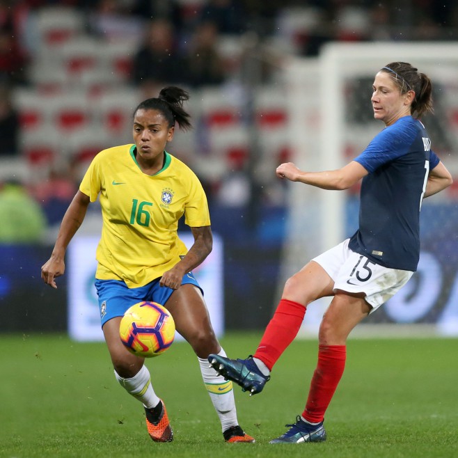 Seleção feminina é superada pela França no último amistoso do ano