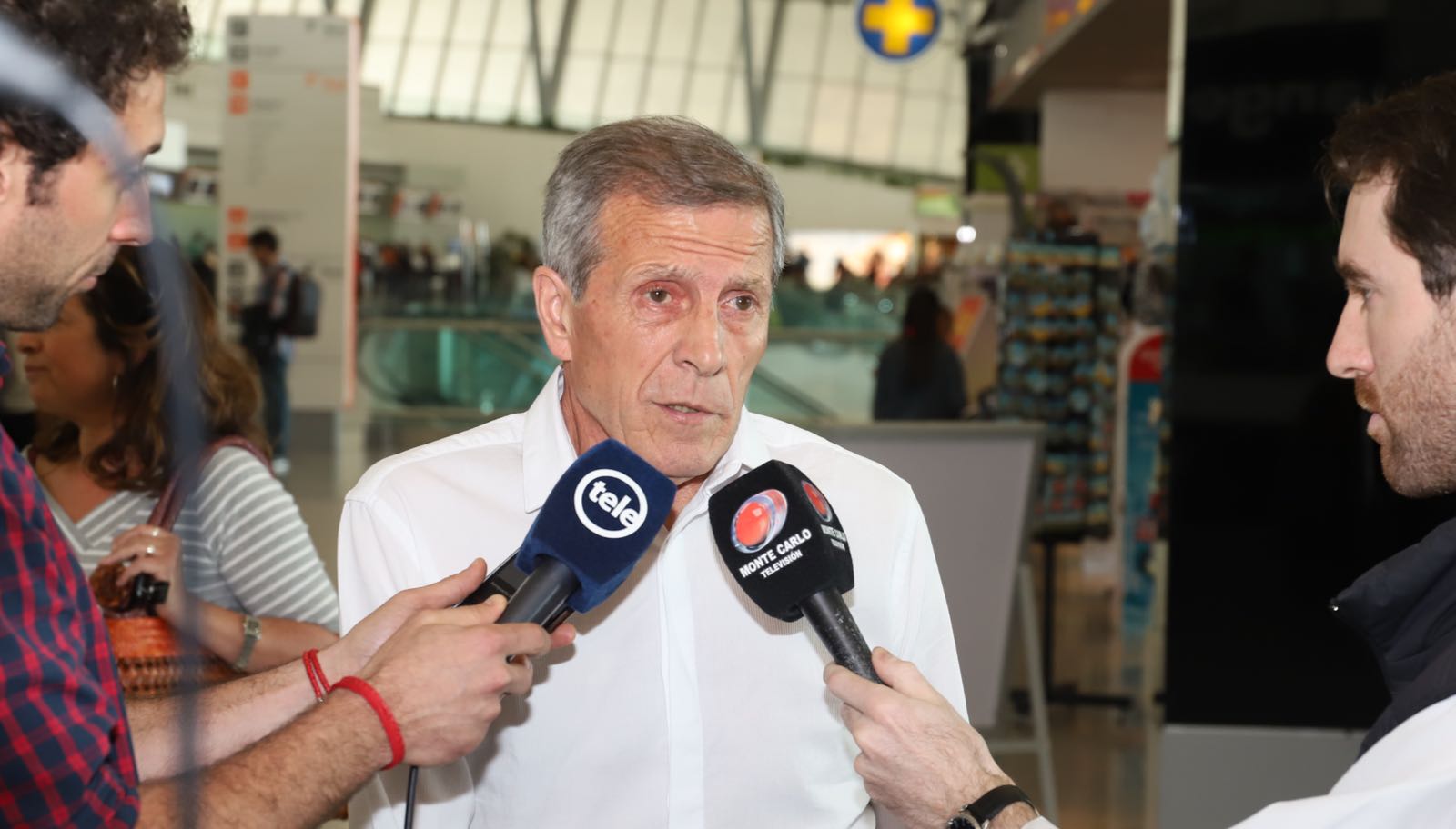 Godín e Muslera são cortados de amistoso contra Brasil; Martín Silva é convocado