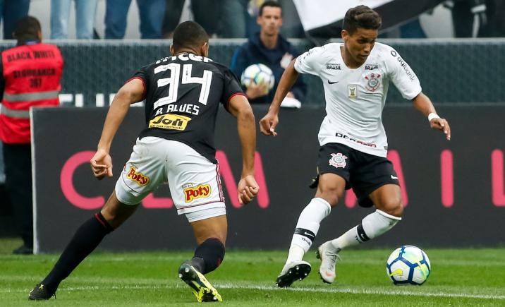 Pedrinho voltou a jogar pelo Timão no clássico em Itaquera