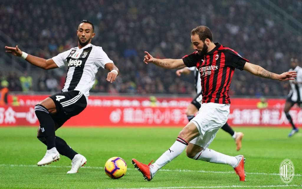 Italiano: Após pênalti perdido e expulsão diante da Juventus, atacante argentino Gonzalo Higuain pede desculpas aos torcedores do Milan