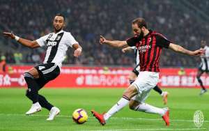 Italiano: Após pênalti perdido e expulsão, Higuain pede desculpas aos torcedores do Milan