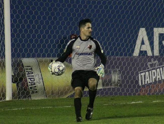 Tadeu foi o pesadelo de Dagoberto. (Foto: Oeste FC)