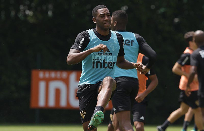 Carneiro sofre estiramento muscular e será desfalque no São Paulo