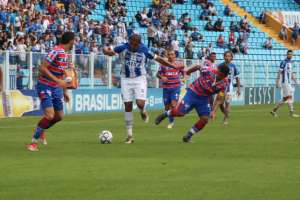 Série B: Árbitro relata que torcedor do Avaí arremessou rádio de pilha no gramado