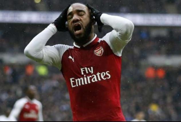 Lacazette foi convocado para o lugar de Anthony Martial, lesionado, e também acabou se machucando e sendo cortado da seleção 