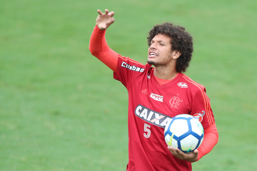 Flamengo inicia preparação e conta com três desfalques para encarar o Santos