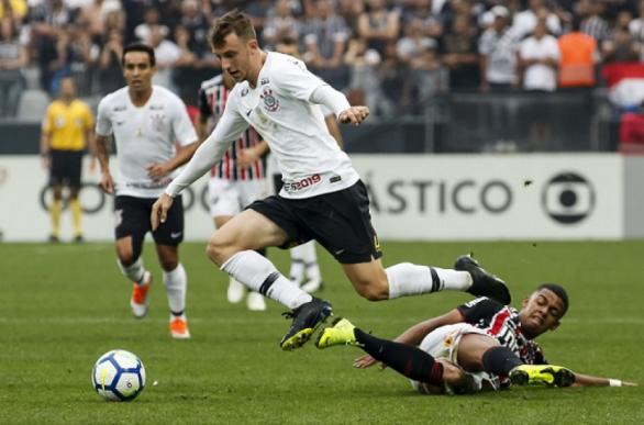 Carlos Augusto começou em campo no empate contra o São Paulo por 1 a 1 no último sábado  (Foto: Rodrigo Gazzanel/Agência Corinthians)