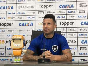 Léo Valencia vê Botafogo ainda em risco e prevê 'final' contra a Chapecoense