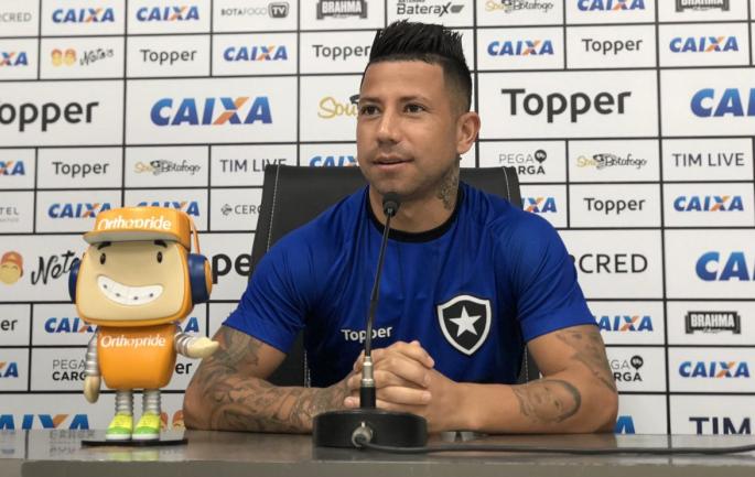 O meia Léo Valencia considerou nesta segunda-feira que a equipe ainda não está livre do perigo (Foto: Divulgação/Botafogo)