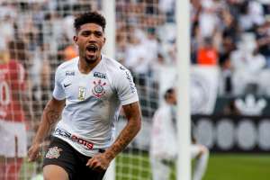 Douglas volta a treinar e deve retomar vaga no meio-campo do Corinthians