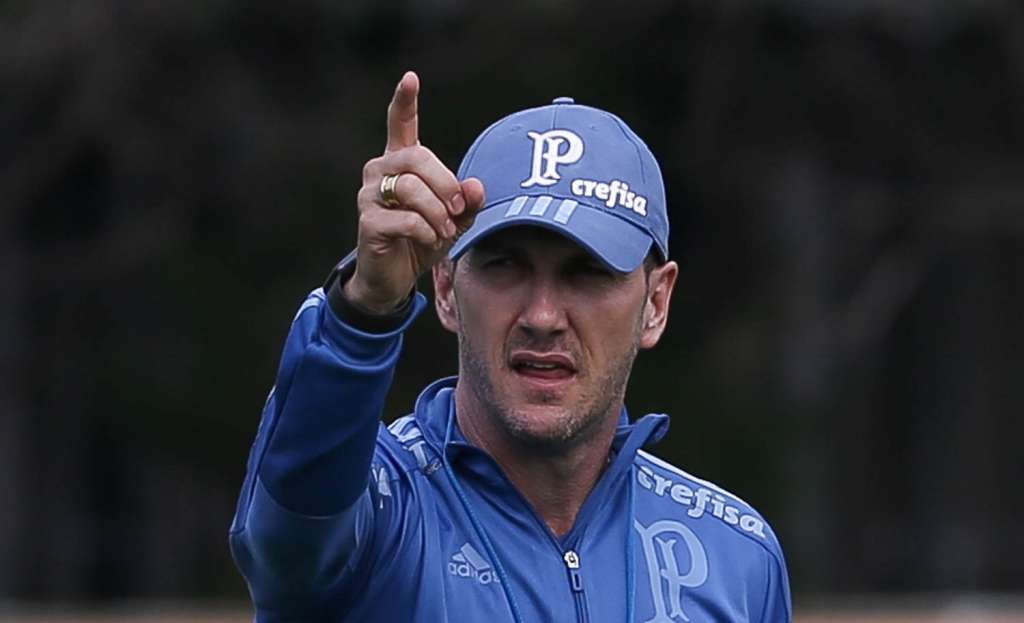 Paulo Turra comandou o treino nesta segunda-feira