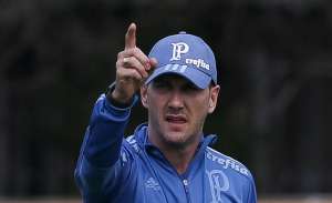 Paulo Turra comanda treino e vai dirigir Palmeiras diante do Flu