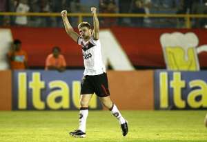 Ex-lateral de Atlético-PR e Avaí pendura as chuteiras aos 26 anos