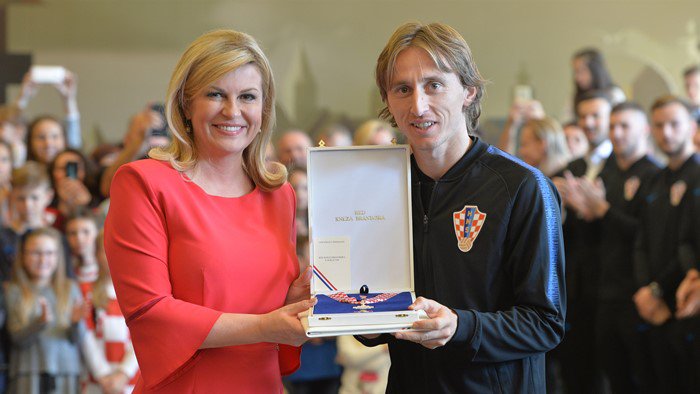 Jogadores da seleção croata são condecorados pela presidente após vice na Copa