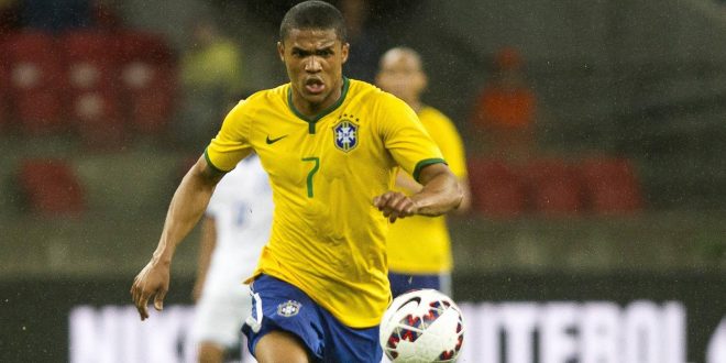 Douglas Costa confirma advertência de Tite por cusparada e diz: ‘Eu errei’