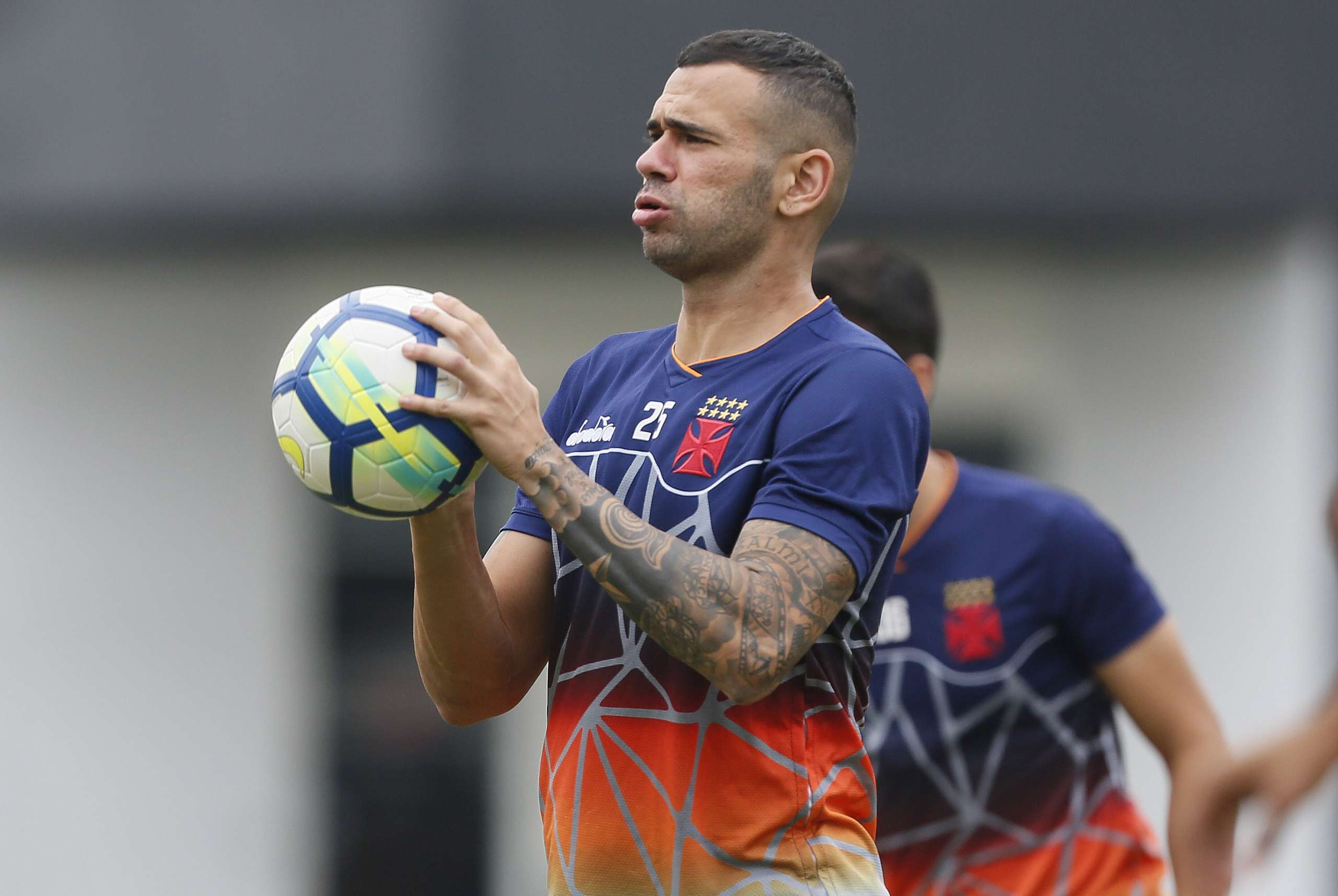 Castán relembra tumor e confia em permanência do Vasco na elite: ‘Depende de nós’