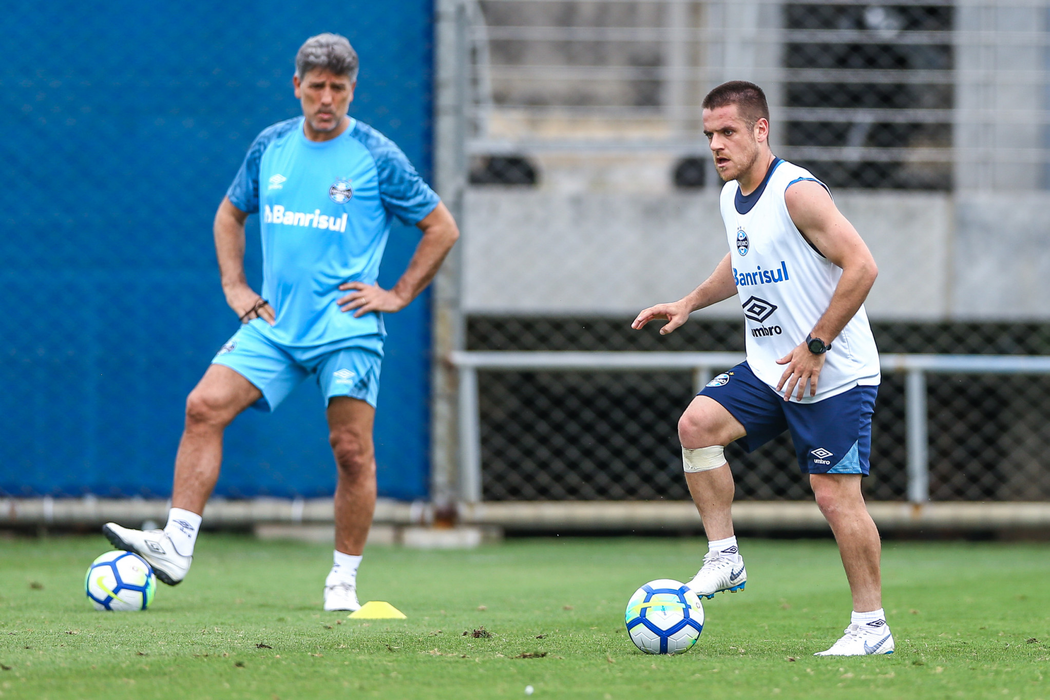 Grêmio treina pela manhã e desfalques de Léo Moura e Luan são confirmados