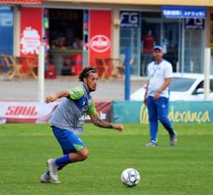 Fora do G4, goleiro do Avaí destaca que clube depende apenas de si para subir