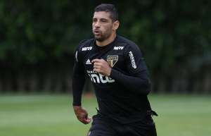 Diego Souza torce o joelho e desfalca São Paulo contra o Grêmio