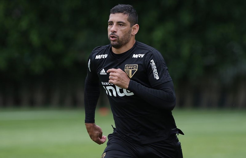 Diego Souza torce o joelho e desfalca São Paulo contra o Grêmio