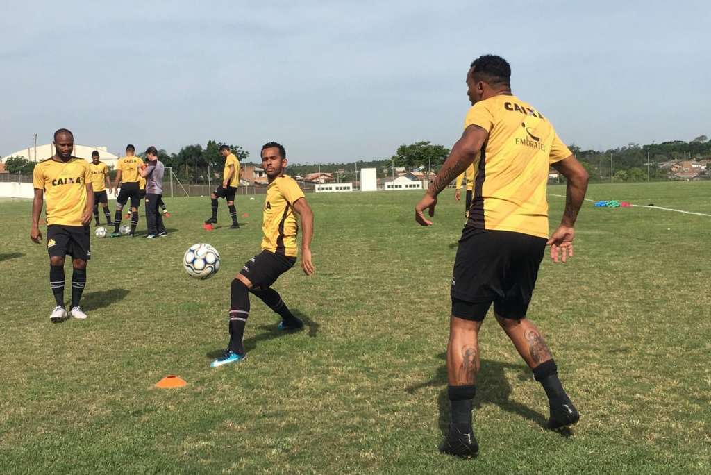 Zé Carlos e Iago batem boca em treino do Criciúma nesta quarta-feira