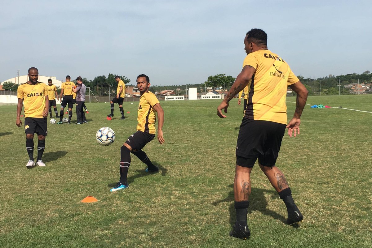 Série B: Sem vencer há sete jogos, jogadores do Criciúma discutem em treino