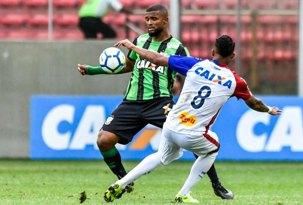 O zagueiro Messias pode acertar com o Santos para a próxima temporada