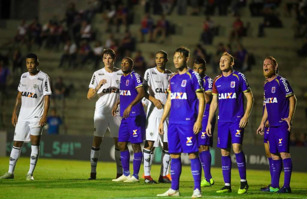 Mesmo jogando com dois a menos desde o começo do segundo tempo, o Paraná mostrou vontade e só perdeu de 1 a 0 (Foto: Bruno Cantini/Atlético)