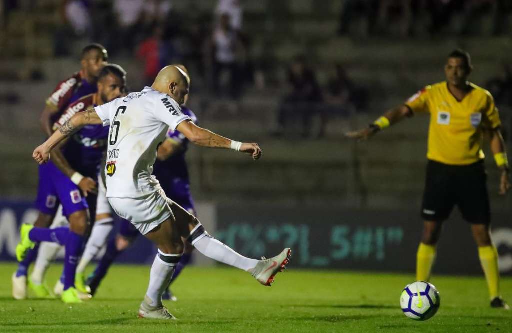 Fábio Santos cobra pênalti para fazer o único gol do jogo na Vila Capanema (Foto: Bruno Cantini/Atlético)