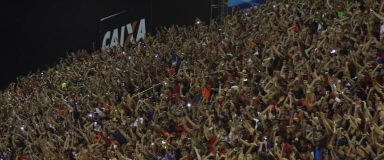 A torcida mais uma vez lotou a Ilha do Retiro, mas saiu frustrada com o empate. Foto: Anderson Freire