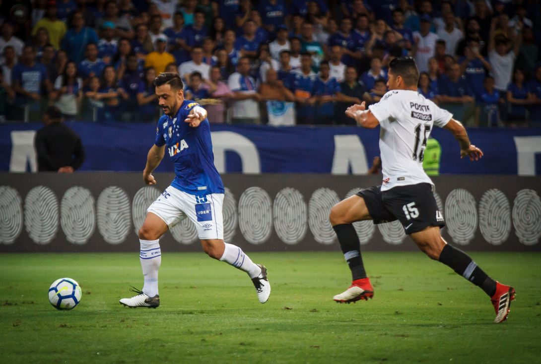 Volante do Corinthians critica expulsão de companheiro: “Com um a menos fica difícil”