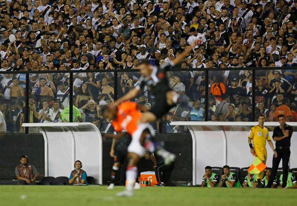 Torcedores do Vasco entram em conflito com a PM após empate em São Januário 